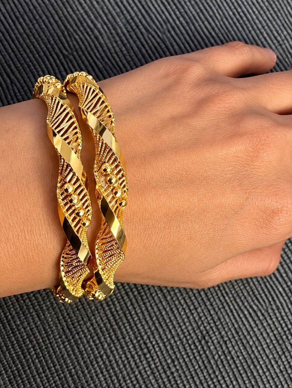 21kgp Dubai Elegant Gold-Tone Twisted Bangle Bracelet